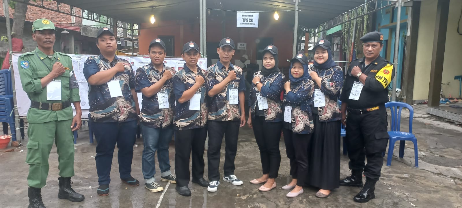 Petugas TPS 20 Berbalut Batik, Semangat Cinta Produk Dalam Negeri