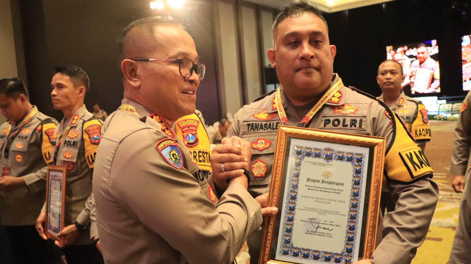 Polres Pelabuhan Tanjung Perak Terima Penghargaan dari Kapolda Jatim Kategori Kemitraan Terbaik