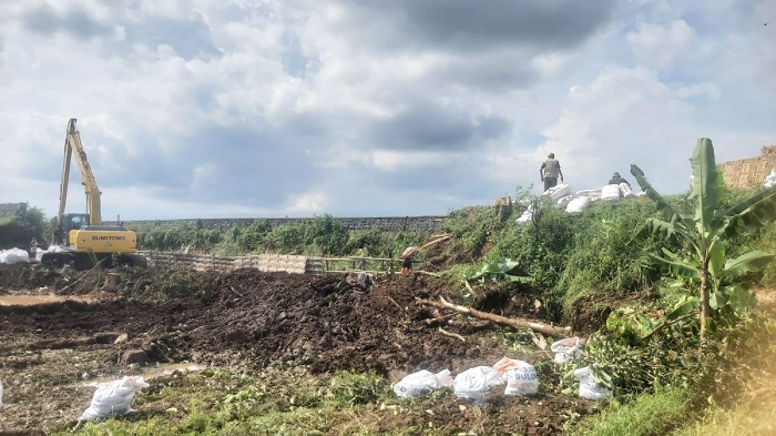 PJT Turunkan Alat Berat Perbaiki Tanggul Sungai Wudhu Majan