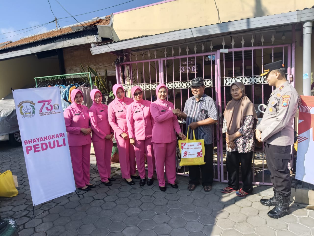 Sambut Hari Bhayangkara Ke-79, Polsek Wonocolo Gelar Bakti Sosial