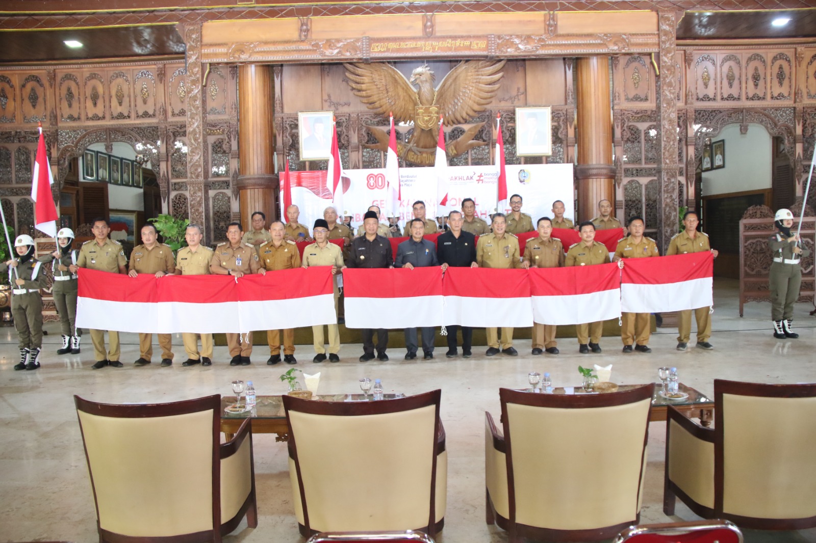 Kesbangpol Tulungagung Bagikan 5.500 Bendera Merah Putih ke Masyarakat