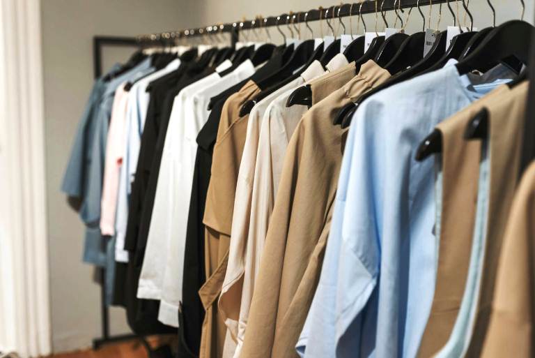 7 Ide Outfit Kantor Minimalis, Tampil Keren dan Elegan Tanpa Beli Baju Baru