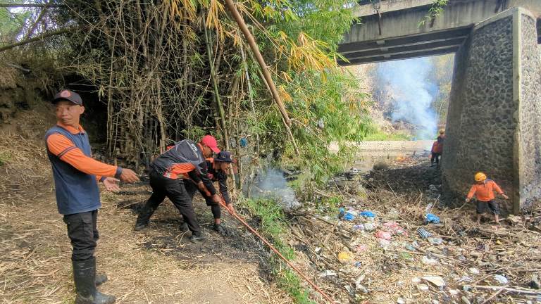 Tumpukan Bambu Ancam Jembatan Brangkal, BPBD Madiun Bergerak Cepat