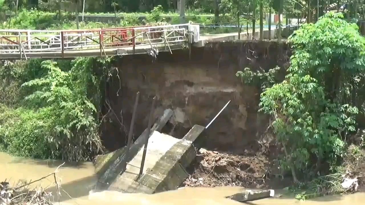 Hujan Deras Hancurkan Jembatan Desa Bagon Jember, Akses Warga Terputus