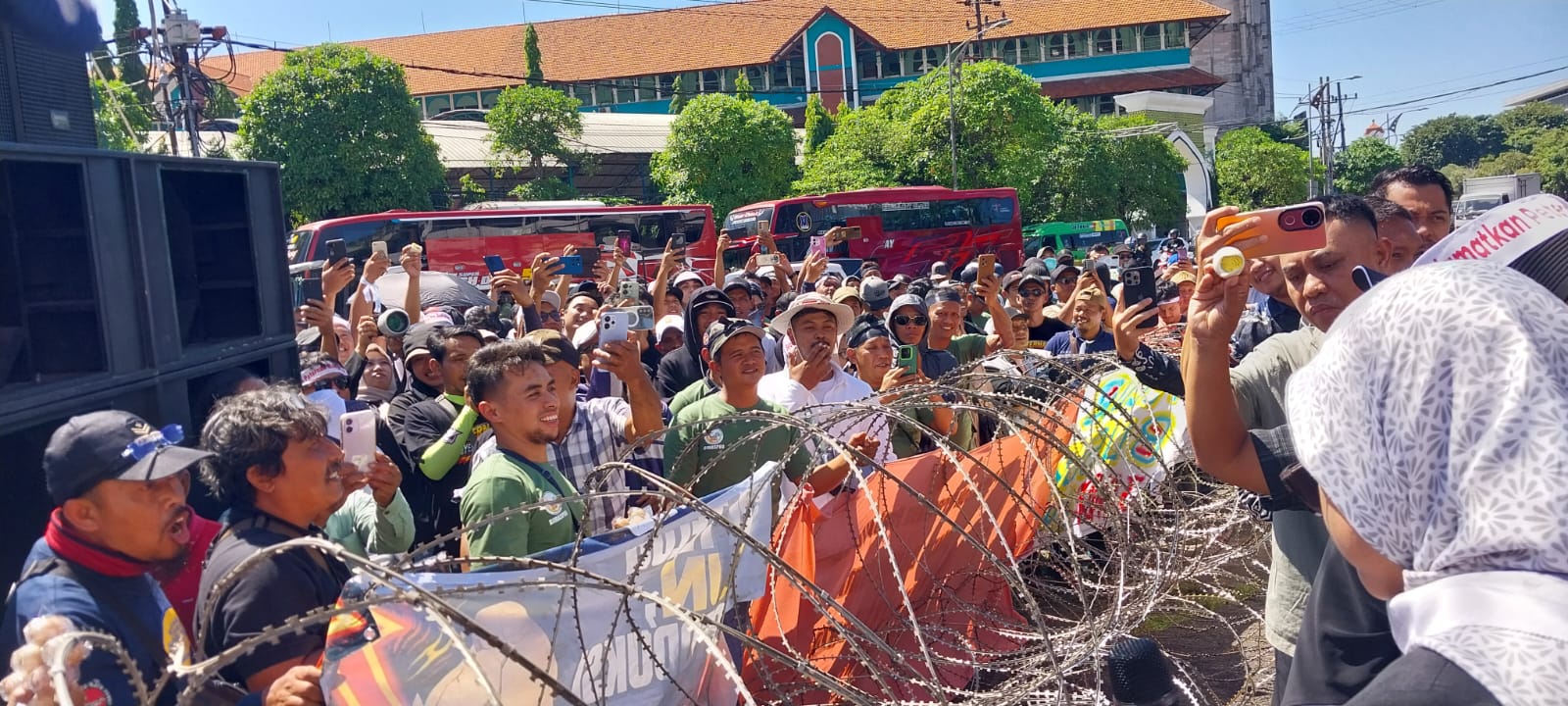 Peternak Ayam Petelur Geruduk DPRD Jatim, Protes Harga Anjlok