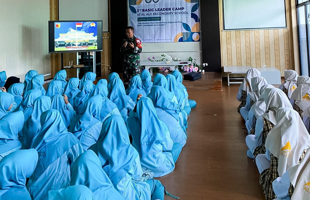 Tumbuhkan Jiwa Kepemimpinan, Babinsa di Bojonegoro Bekali Bela Negara Pelajar SMP-SMA Islam Al Aly Kalitidu