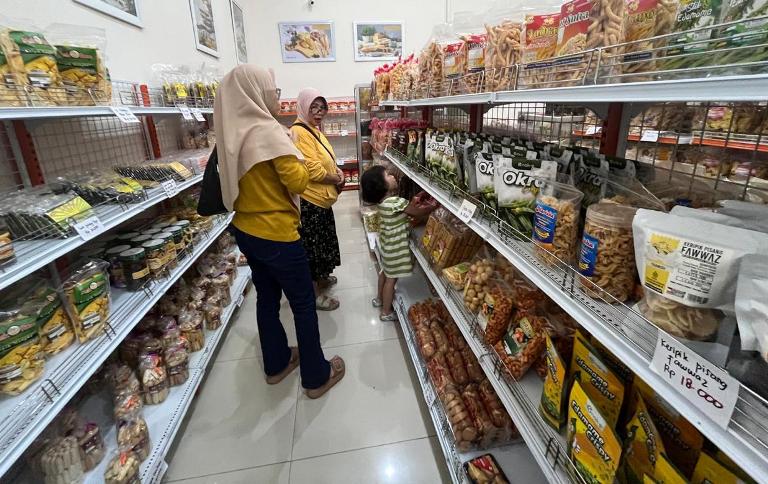 Toko Oleh-Oleh di Lampung dan Jember Diserbu Pengunjung saat Libur Lebaran