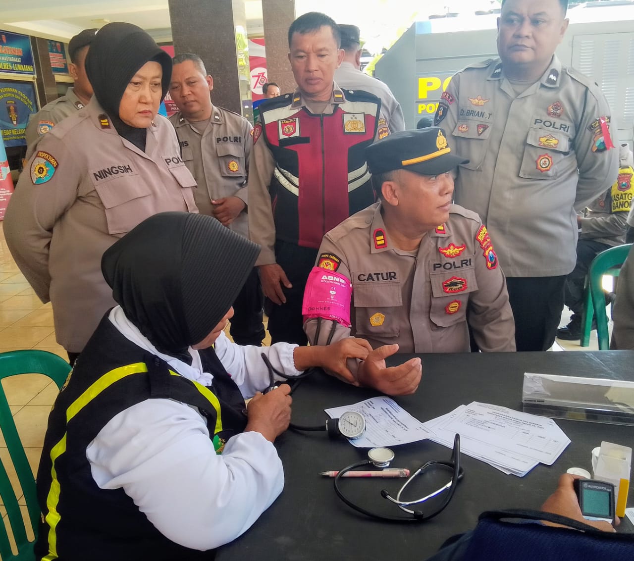 Tim Dokkes Polres Lumajang Cek Kesehatan Anggota Pengamanan OMP 2024