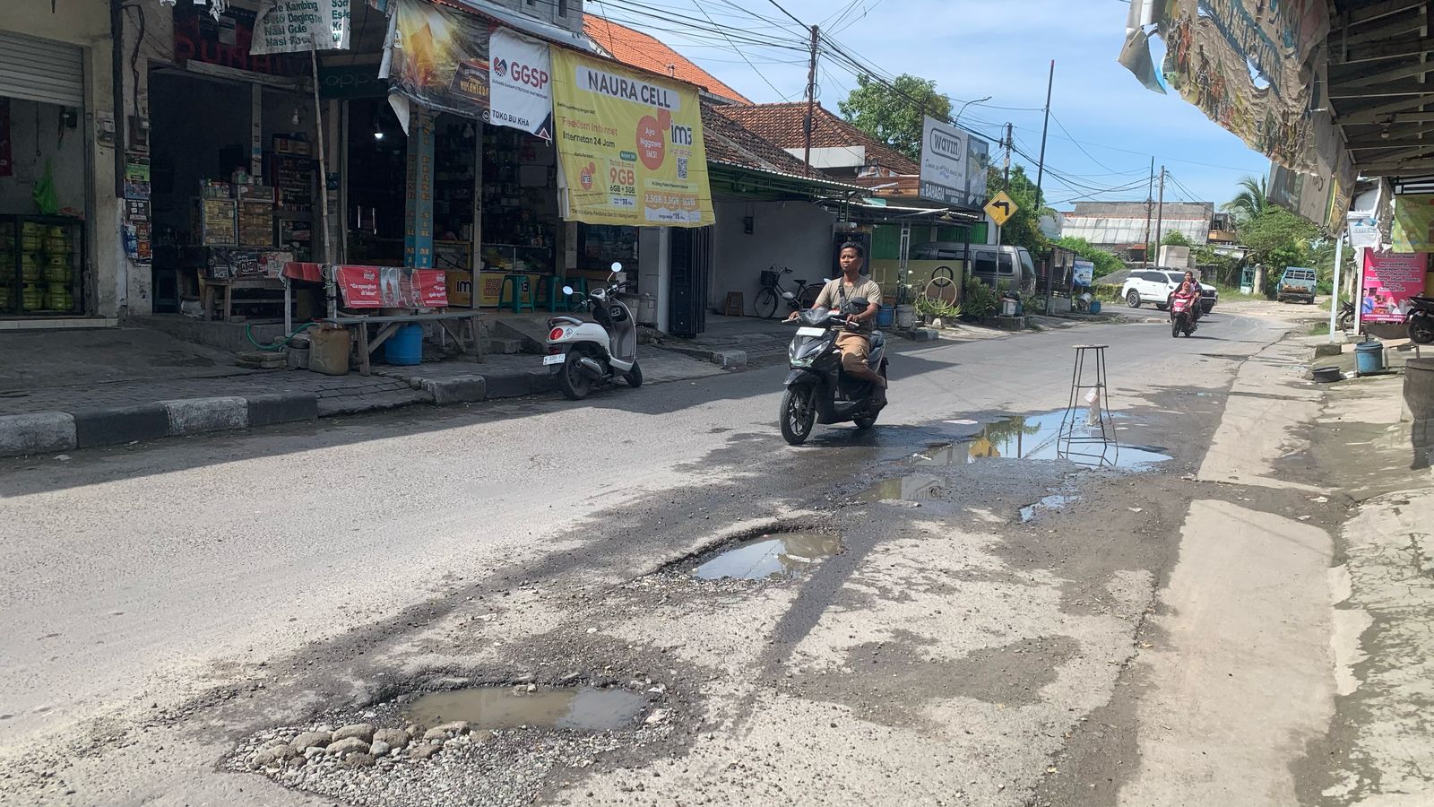 Aspal Bolong dan Langganan Banjir, Jalan Raya Pasar Dukun Perlu Perbaikan