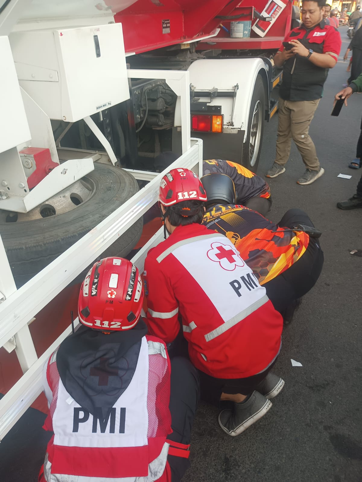 Truk Tangki Tabrak Motor di Karang Tembok, Satu Penumpang Tewas