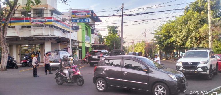 Polsek Gayungan Pengaturan Lalu Lintas Lancarkan Aktivitas Pagi Masyarakat