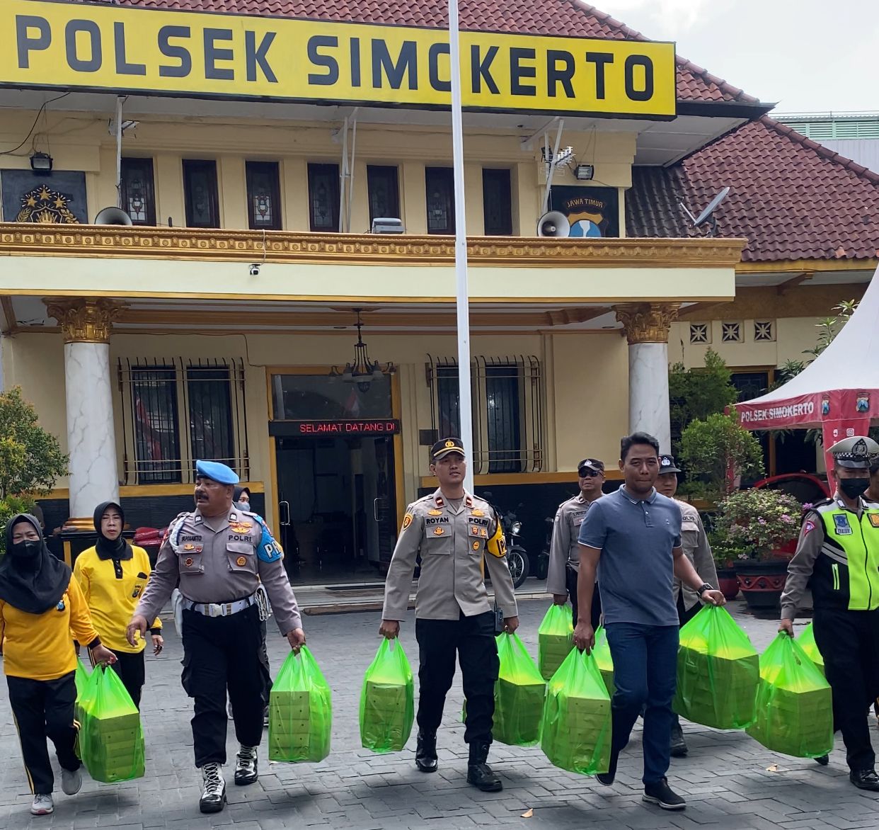 Polsek Simokerto Tebar Kebaikan Bagikan Ratusan Nasi Kotak Gratis kepada Masyarakat Sekitar