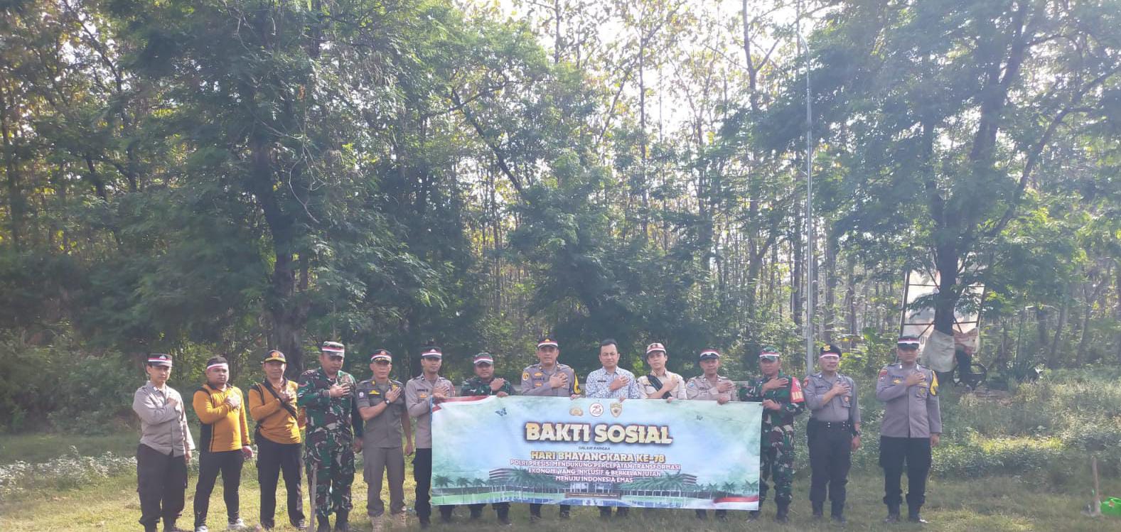 Hari Bhayangkara Ke-78, Polsek Bubulan Tanam Pohon Besama Forkopimcam dan BKP