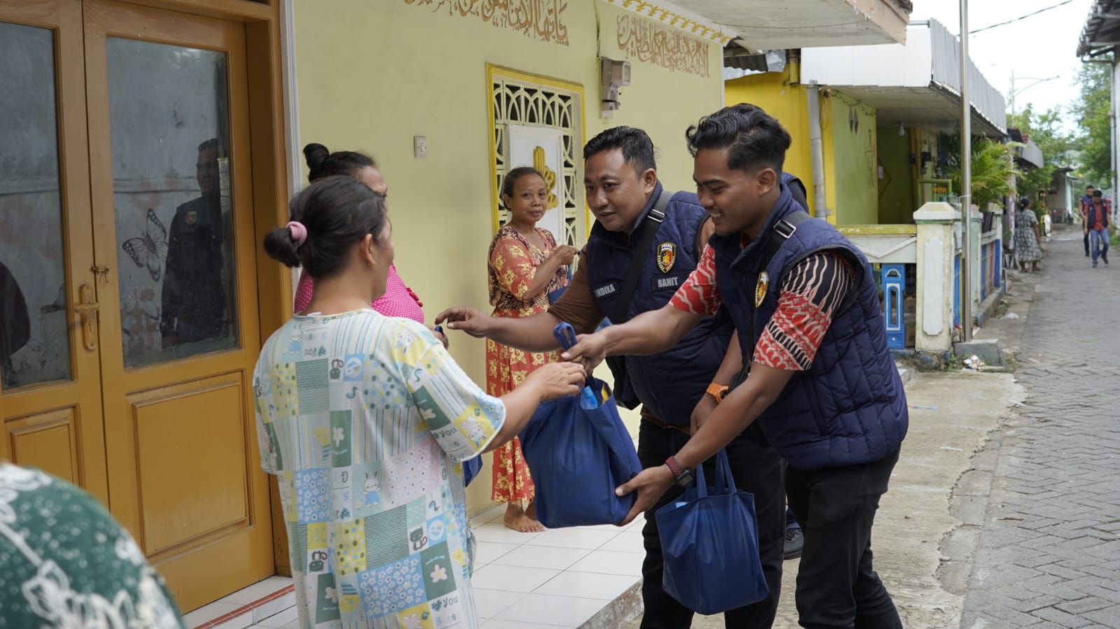 Satreskrim Polres Bojonegoro Salurkan Bansos untuk Masyarakat