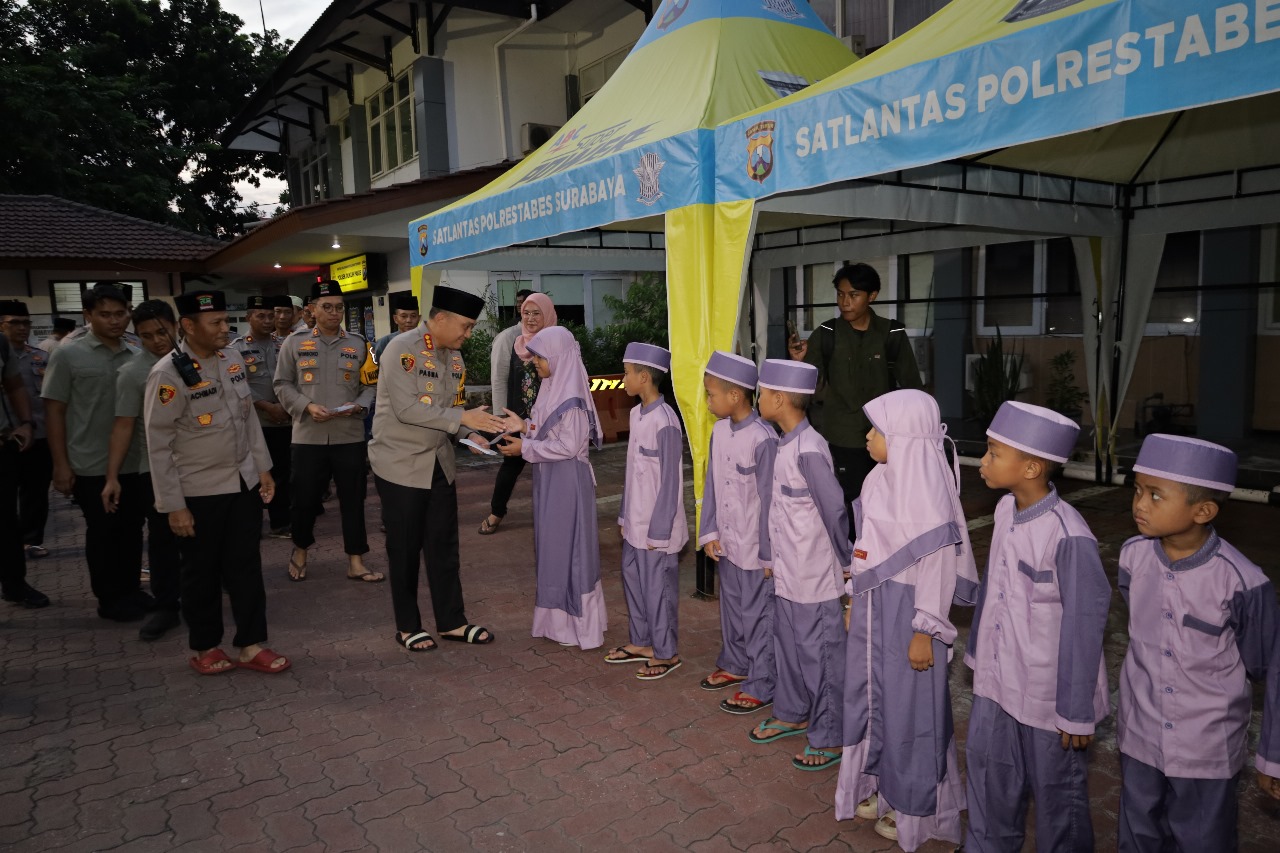 Safari Ramadan, Kapolrestabes Surabaya Beri Tali Asih Anak Yatim