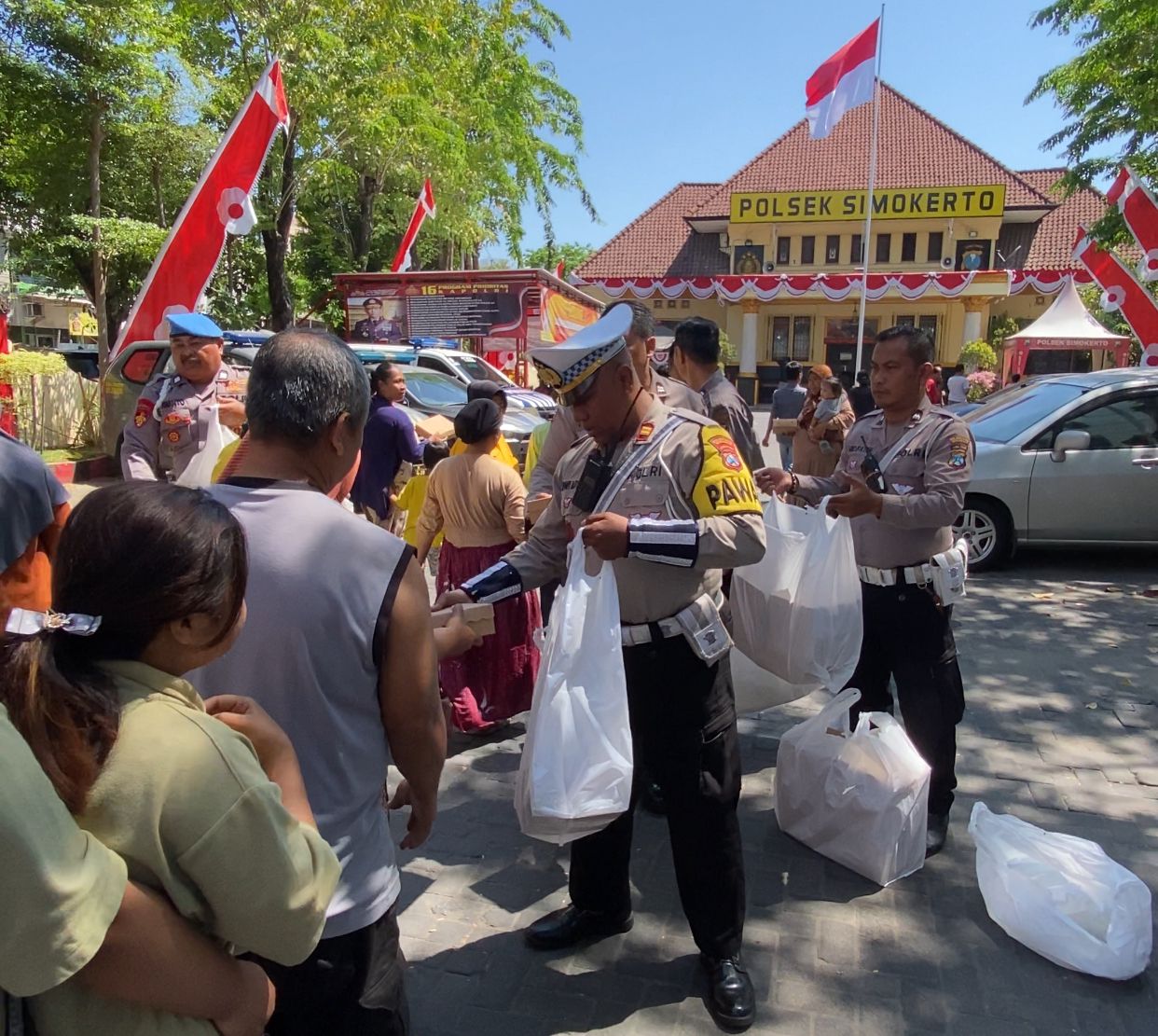 Polsek Simokerto Bagikan Nasi Kotak kepada Tahanan dan Masyarakat