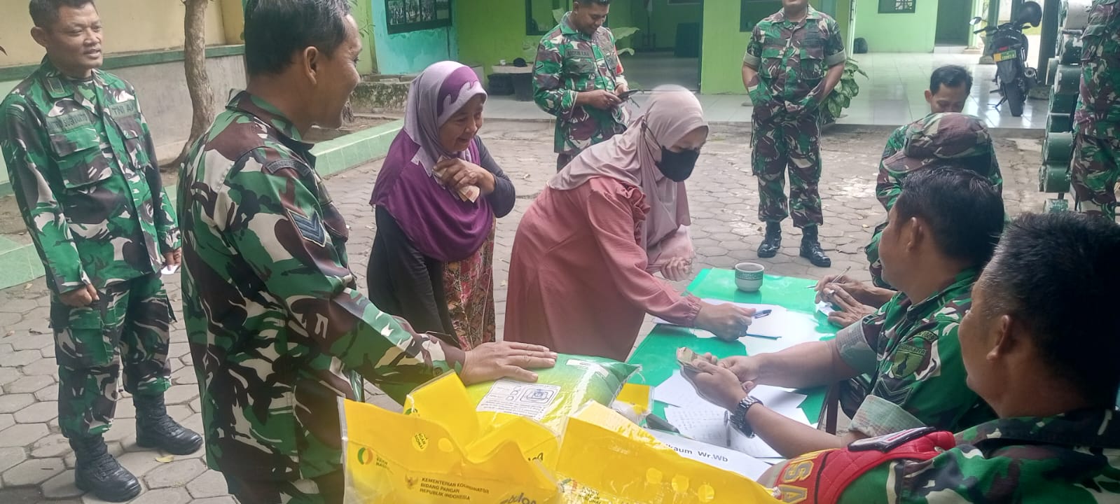 Gerakan Pangan Murah Koramil 0809/22 Semen, Harga Beras Rp57 Ribu Per Sak Diserbu Emak-Emak