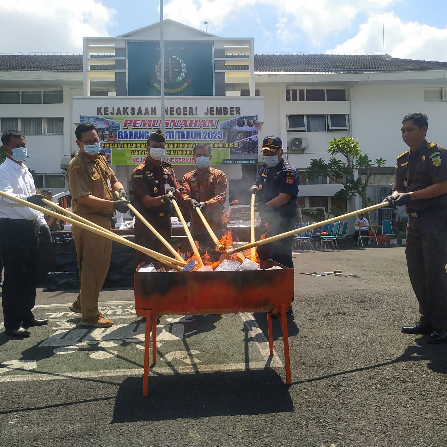 Kejari Jember Musnahkan Barang Bukti Perkara Pidana Umum dan Pidana Khusus