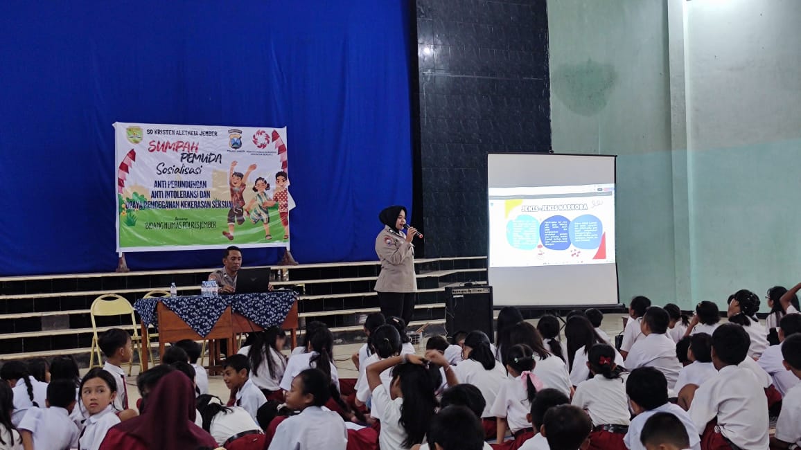 Lewat 'Police Goes To School', Satbinmas Polres Jember Cetak Generasi Muda Berintegritas Anti Kekerasan 