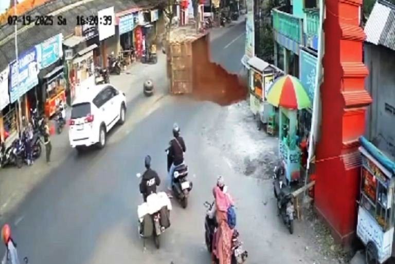 Truk Langgar Jam Operasional Terguling dan Sebabkan Macet, DPRD Gresik: Harus Ada Punishment!