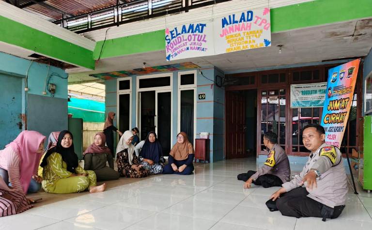 Polsek Sukomanunggal Tampung Curhatan Warga Putat Gede, Bahas SIM hingga Patroli