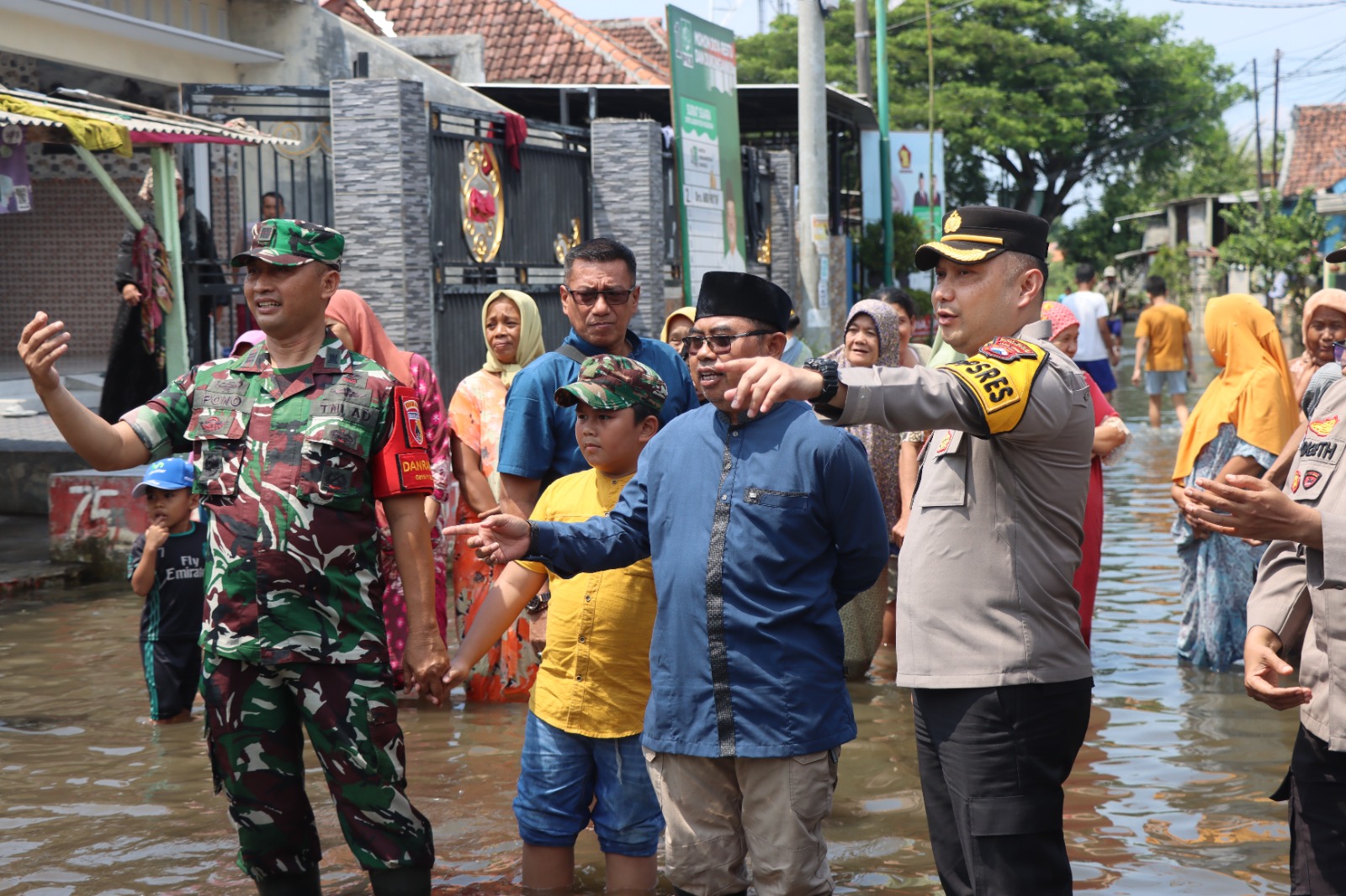 Kapolres Pasuruan Turun ke  Lokasi Terdampak Banjir dan Beri Bantuan