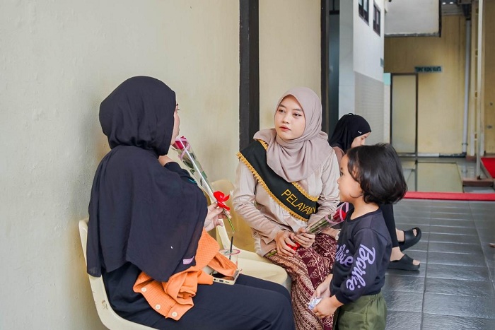 Peringati Hari Kartini, Samsat Surabaya Selatan Berbagi Bunga dan Cokelat kepada Pengunjung