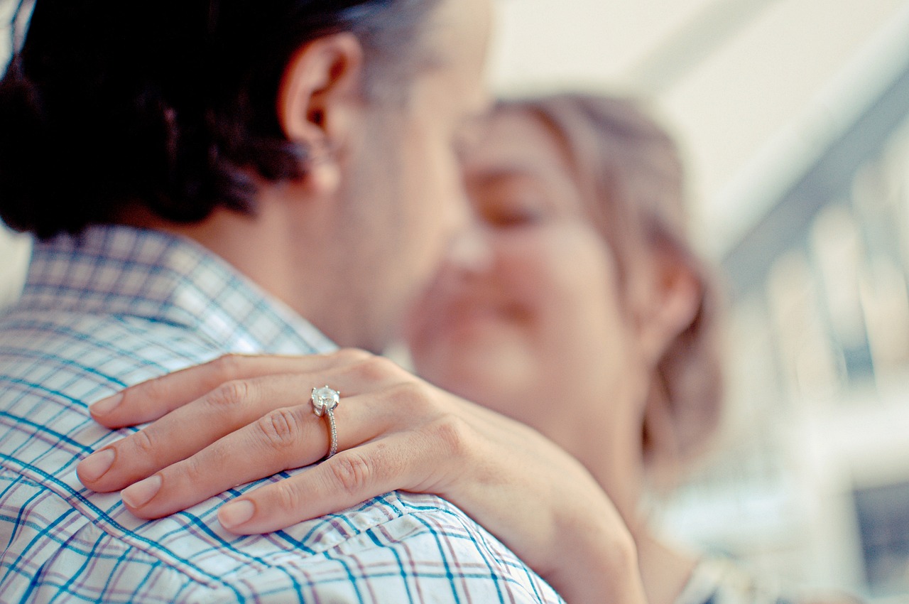 Momen Romantis: 5 Tips Melamar Pasangan yang Berkesan