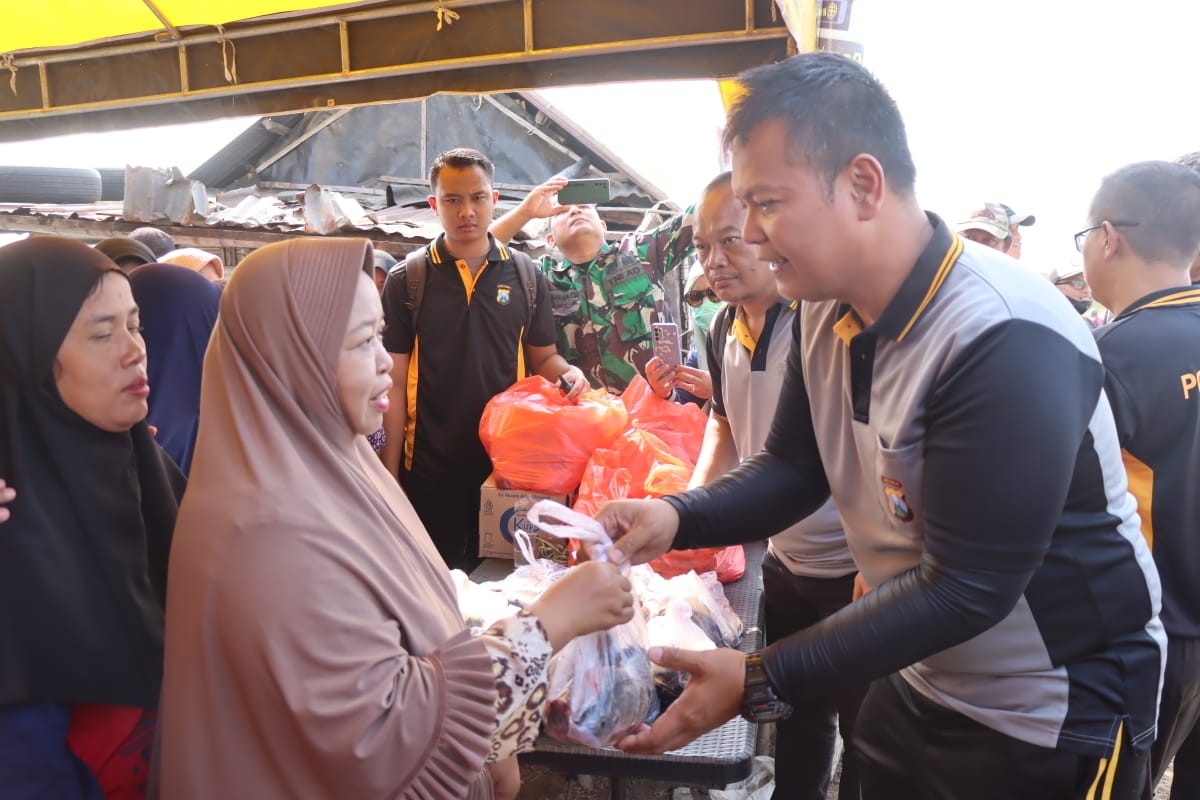 Polisi Sidoarjo dan Warga Panen Ikan