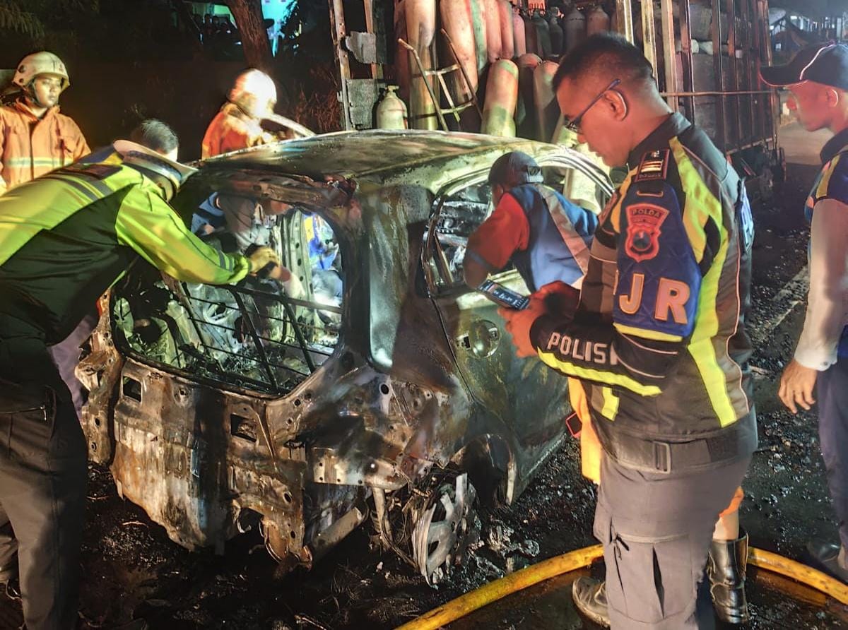 Brio Tabrak Truk di Tol Sumo, Gibran Tewas