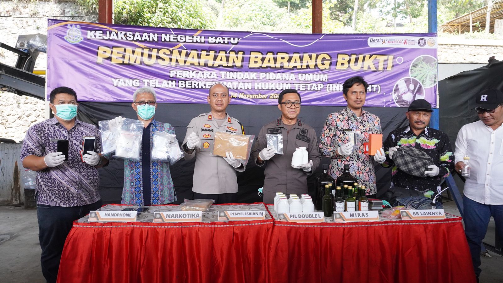 Kajari Kota Bat Pimpin Langsung Pemusnahan Barang Bukti