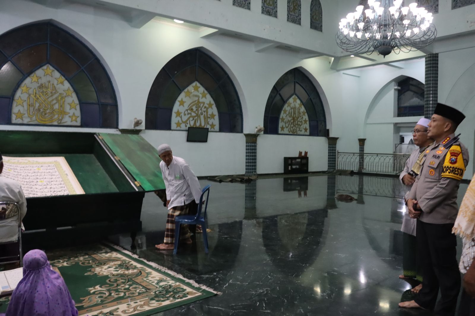 Kapolresta Banyuwangi Salat Tarawih dan Tadarus Bersama Masyarakat di Masjid Agung Baiturrahman