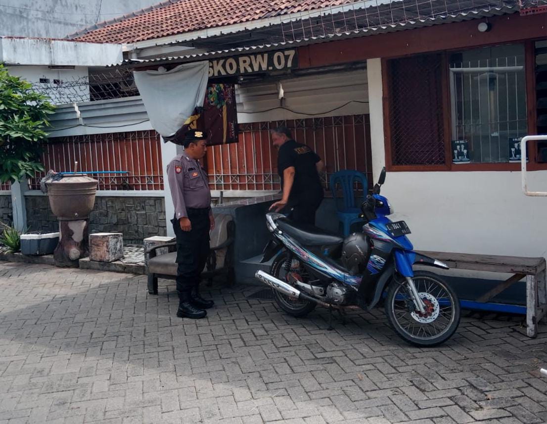 Polsek Tandes Sambangi Pos Satpam Perumahan Darmo Indah Harapan