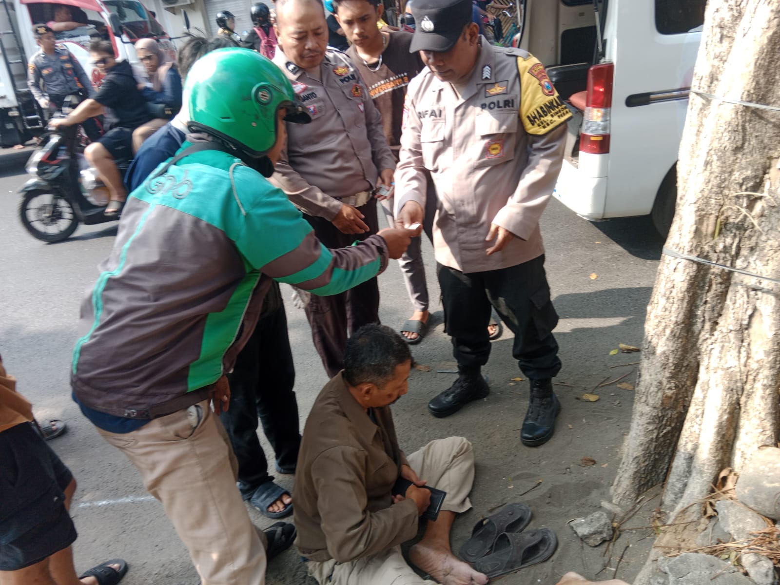 Gagal Nyalip di Persimpangan Baruna, Mobil Boks Hantam Sepeda Motor