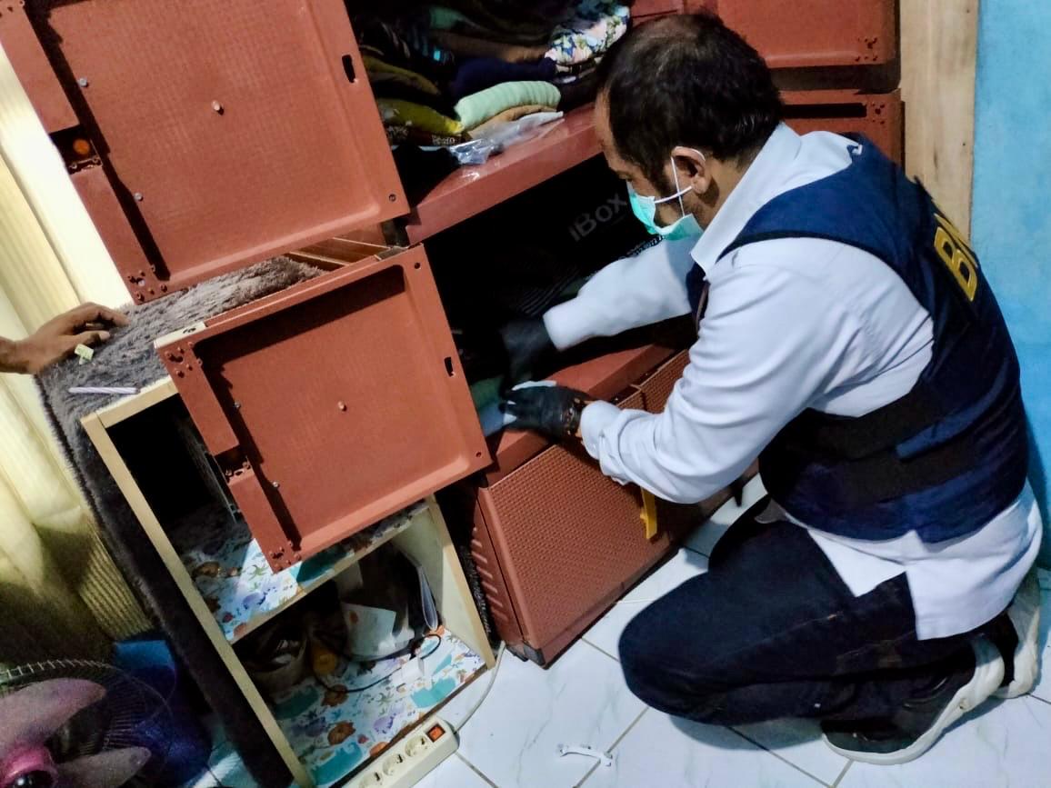 BNNP bersama BNNK Surabaya Geledah Rumah Kos Kurir Sabu 15 Kg di Dupak Masigit