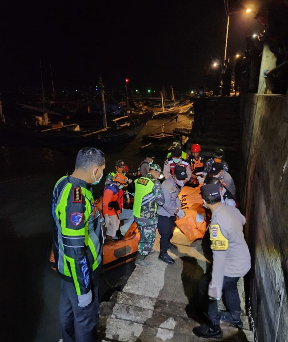 Kapolresta Banyuwangi Terjun Langsung Evakuasi Satu Korban KMP Tunu Pratama Jaya di Perairan Sembulungan