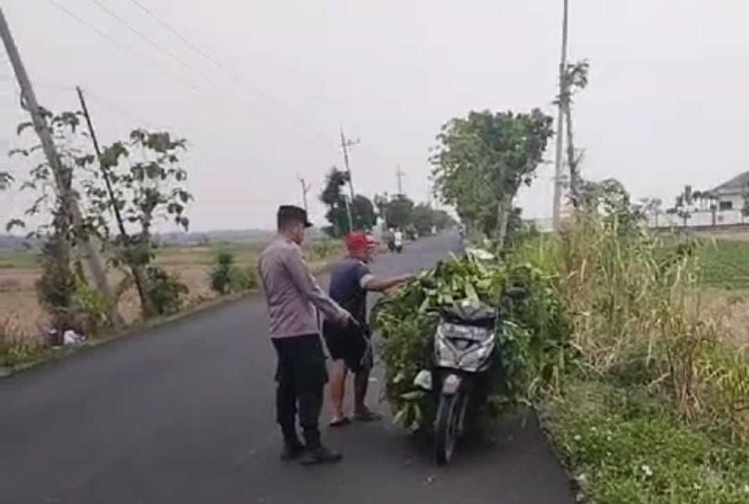 Tunjukkan Kepedulian, Anggota Polsek Kapas Bantu Warga Tanjung Harjo saat Kendaraannya Alami Kendala