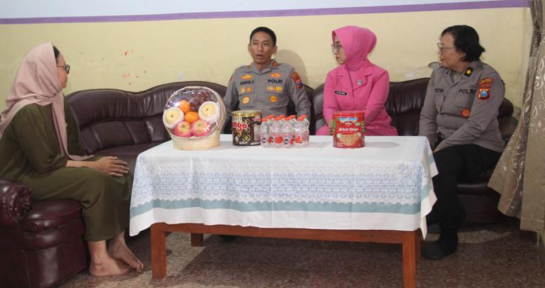 Kapolres Kediri Kota Jenguk Personel Korban Aksi Massa