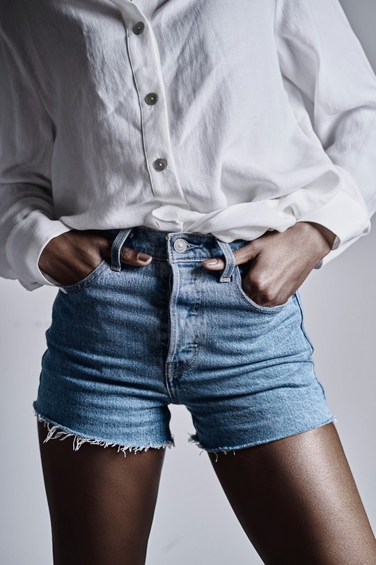 Bosan Bercelana Panjang? Coba Tips Padu Padan Jeans Pendek dengan Pakaian Lain