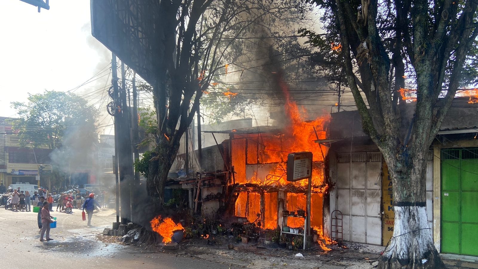 Usir Nyamuk dengan Bakar Kertas, Rumah di Kota Malang Malah Terbakar