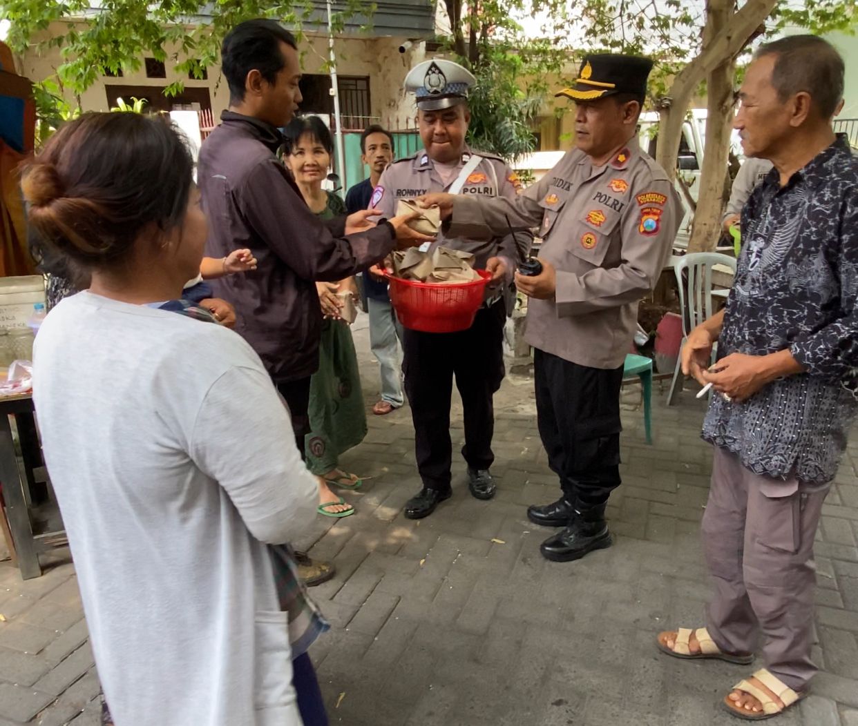 Polsek Simokerto Patroli dan Bagikan 100 Nasi Bungkus di Donorejo