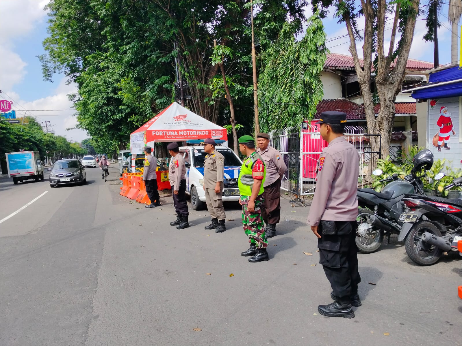 Polsek Wonocolo Siagakan Pos Pengamanan Nataru, Layani Masyarakat dengan Ramah