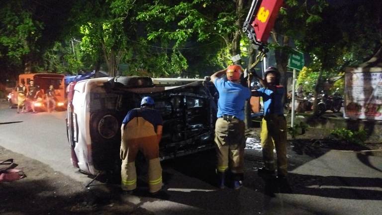 Diduga Mengantuk, Avanza Tercebur ke Sungai di Jalan Cipta Menanggal Surabaya