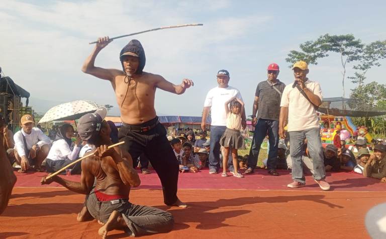Selamatan Desa Tumpeng Dimeriahkan Ritual Ojung di Lapangan Iptu Jam’ari Lumajang