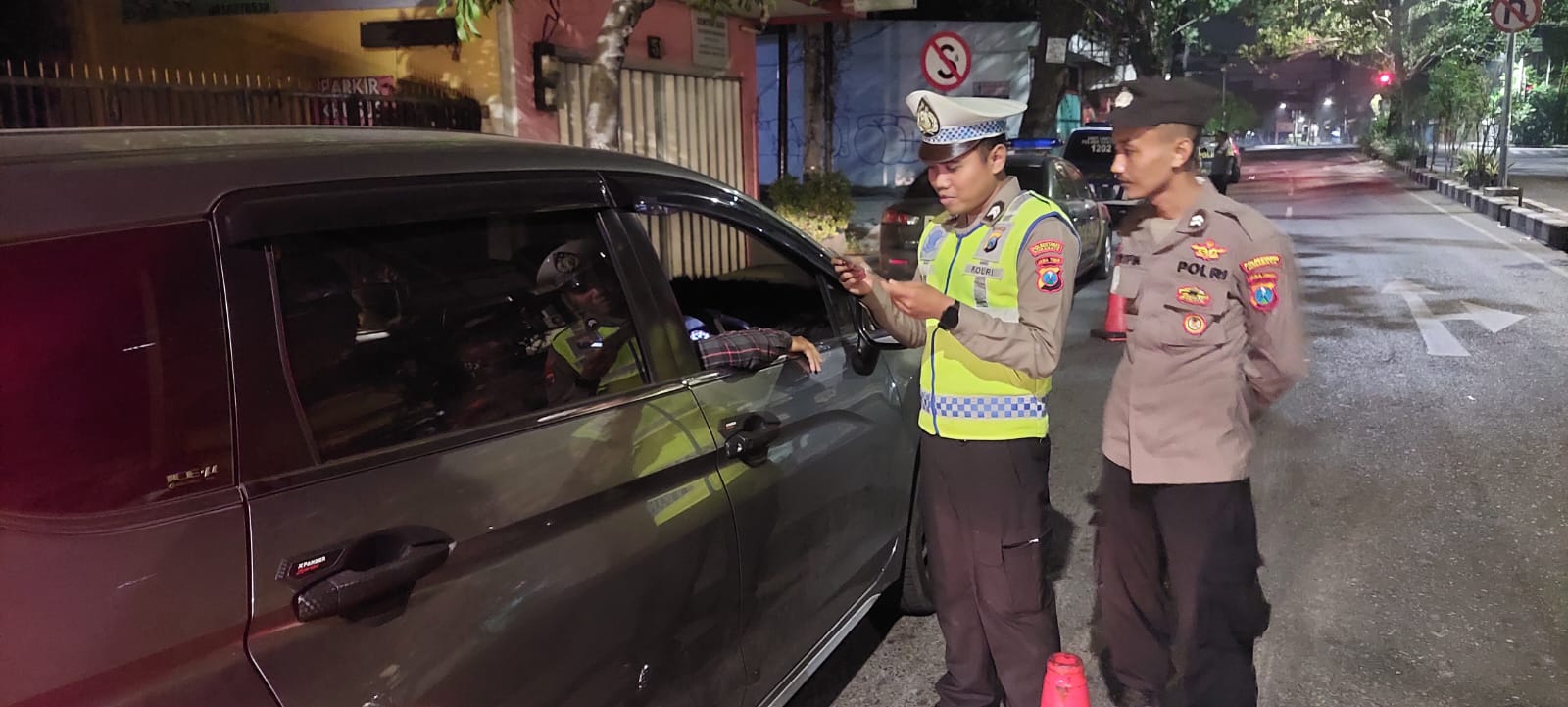 Polsek Sawahan Patroli Gabungan Rayon 2, Tilang 5 Pelanggar Lalu Lintas