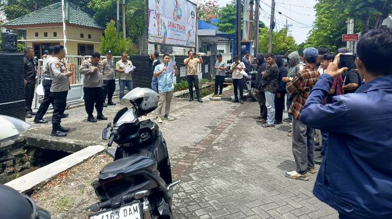 Polsek Gayungan Siaga di DPMD Jatim Kawal Aksi KAWAL Anti Korupsi Surabaya