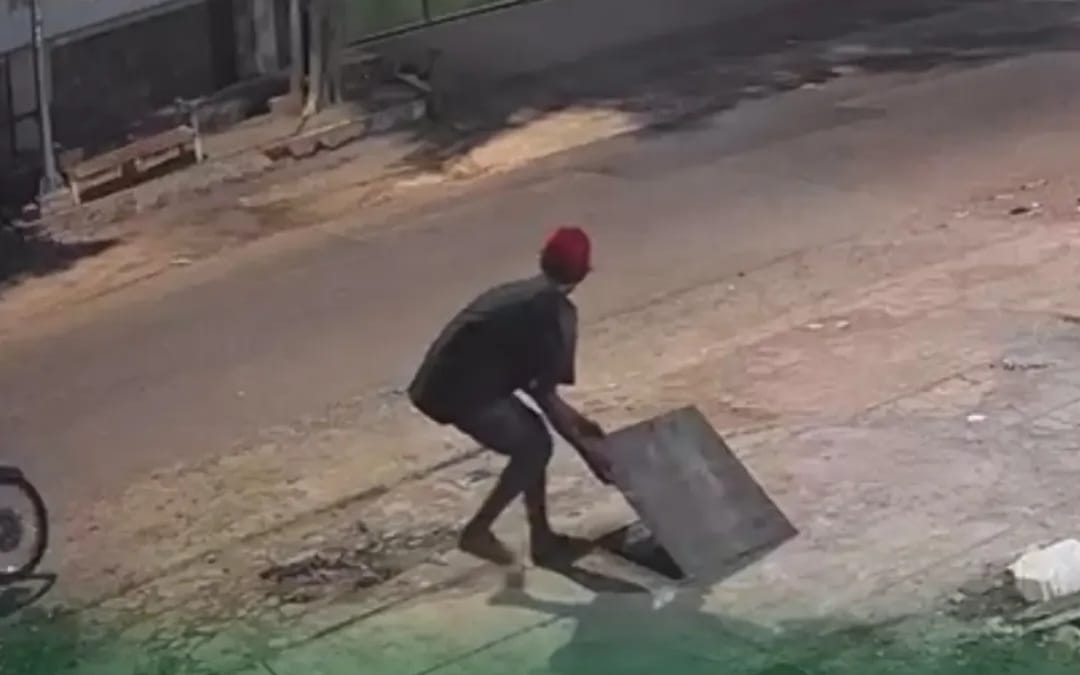 Penutup Saluran dan Pintu Besi di Jalan Tumapel Digasak Maling