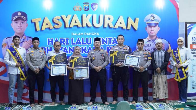 Satlantas Polres Gresik Beri Penghargaan Anggota Berprestasi di HUT Ke-70 Lalu Lintas