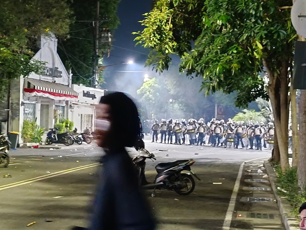 Polisi Tembakkan Gas Air Mata, Massa Anarkis di Grahadi Surabaya Dipukul Mundur