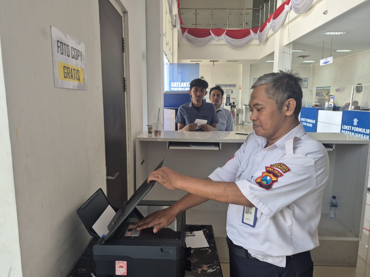 Fotokopi Gratis, Cara Satlantas Polrestabes Surabaya Beri Layanan Prima Pemohon SIM